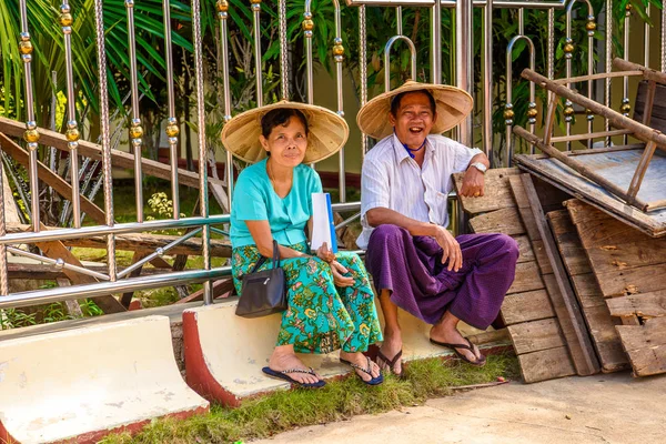 Inle Lake, Myanmar - 30 Ağustos 2016: Inle Gölü'nün iskelesinde kimliği belirsiz Birmanyalılar. Myanma halkının yüzde 68'i Bamar etnik grubuna mensandı