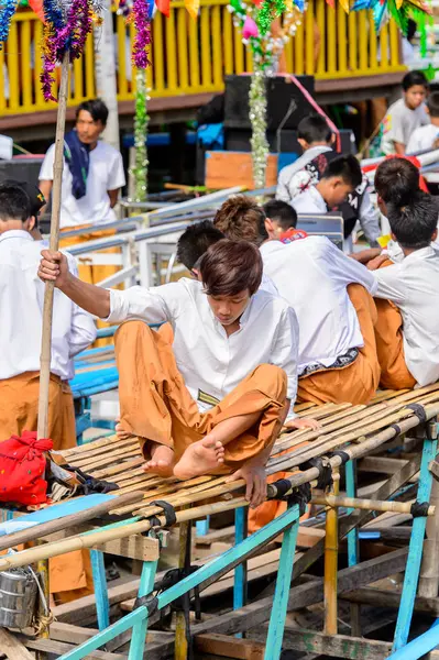 Inle Lake, Myanmar - 30 Ağustos 2016: Inle Gölü'nün iskelesinde tanımlanamayan Birmanyalı çocuk. Myanma halkının yüzde 68'i Bamar etnik grubuna mensandı