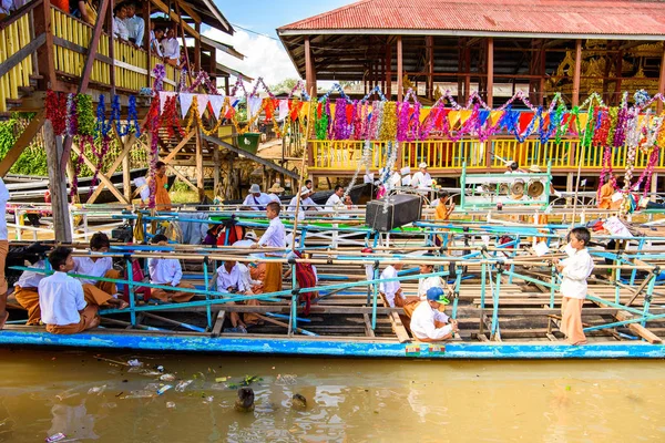Inle Lake, Myanmar - 30 Ağustos 2016: Inle Gölü'nün iskelesinde kimliği belirsiz Birmanyalılar. Myanma halkının yüzde 68'i Bamar etnik grubuna mensandı