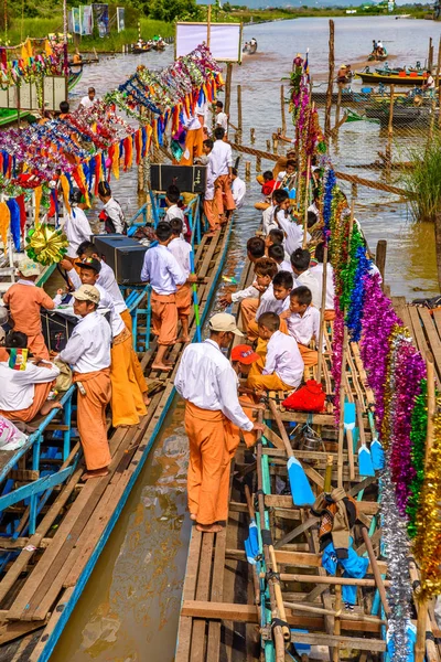 Inle Lake, Myanmar - 30 Ağustos 2016: Inle Gölü'nün iskelesinde kimliği belirsiz Birmanyalılar. Myanma halkının yüzde 68'i Bamar etnik grubuna mensandı