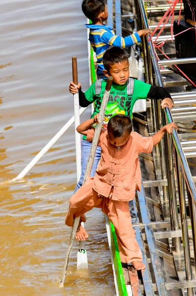 Inle Lake Mianmar Ago 2016 Menino Birmanês Não Identificado Brinca — Fotografia de Stock