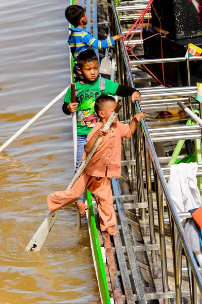 Inle Lake, Myanmar - 30 Ağustos 2016: Tanımlanamayan Birmanyalı çocuk Inle Gölü'nün iskelesinde oynuyor. Myanma halkının yüzde 68'i Bamar etnik grubuna mensandı