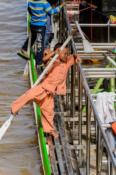 Inle Lake, Myanmar - 30 Ağustos 2016: Tanımlanamayan Birmanyalı çocuk Inle Gölü'nün iskelesinde oynuyor. Myanma halkının yüzde 68'i Bamar etnik grubuna mensandı