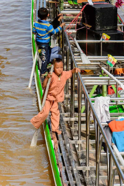 Inle Lake, Myanmar - 30 Ağustos 2016: Tanımlanamayan Birmanyalı çocuk Inle Gölü'nün iskelesinde oynuyor. Myanma halkının yüzde 68'i Bamar etnik grubuna mensandı