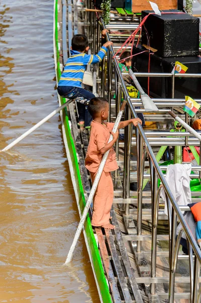 Inle Lake, Myanmar - 30 Ağustos 2016: Tanımlanamayan Birmanyalı çocuk Inle Gölü'nün iskelesinde oynuyor. Myanma halkının yüzde 68'i Bamar etnik grubuna mensandı