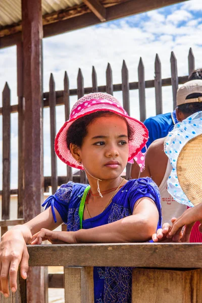 Inle Lake Myanmar Sierpnia 2016 Niezidentyfikowana Birmańska Dziewczyna Molo Inle — Zdjęcie stockowe