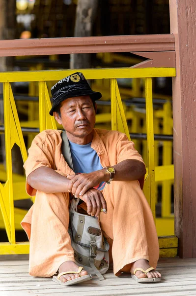 Inle Lake, Myanmar - 30 Ağustos 2016: Inle Gölü'nün iskelesinde tanımlanamayan Birmanyalı adam. Myanma halkının yüzde 68'i Bamar etnik grubuna mensandı