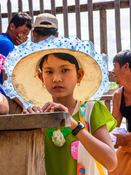 Inle Lake, Myanmar - 30 Ağustos 2016: Inle Gölü'nün iskelesinde tanımlanamayan Birmanyalı kız. Myanma halkının yüzde 68'i Bamar etnik grubuna mensandı