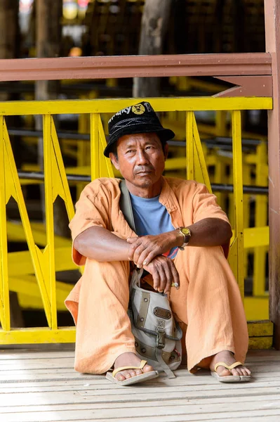 Inle Lake, Myanmar - 30 Ağustos 2016: Inle Gölü'nün iskelesinde tanımlanamayan Birmanyalı adam. Myanma halkının yüzde 68'i Bamar etnik grubuna mensandı