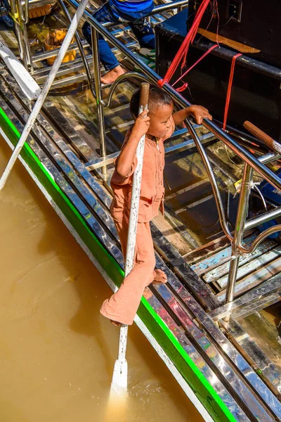 Inle Lake, Myanmar - 30 Ağustos 2016: İnle Gölü'nde ahşap bir teknede tanımlanamayan Birmanyalı çocuk. Myanma halkının yüzde 68'i Bamar etnik grubuna mensandı