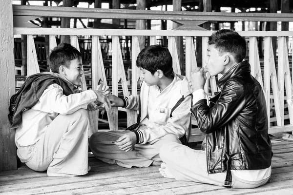 Inle Lake, Myanmar - 30 Ağustos 2016: Inle Gölü'nün iskelesinde kimliği belirsiz Birmanyalılar. Myanma halkının yüzde 68'i Bamar etnik grubuna mensandı