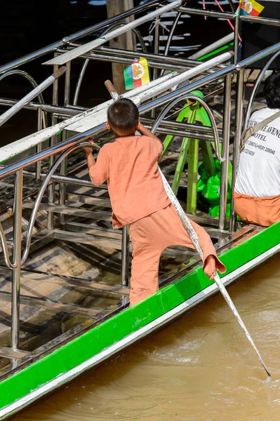 Inle Lake, Myanmar - 30 Ağustos 2016: Ahşap bir teknede tanımlanamayan Birmanyalı küçük çocuk. Myanma halkının yüzde 68'i Bamar etnik grubuna mensandı