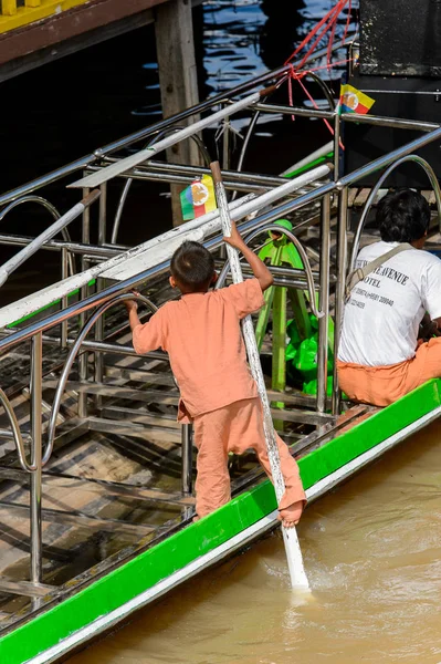 Inle Lake, Myanmar - 30 Ağustos 2016: Ahşap bir teknede tanımlanamayan Birmanyalı küçük çocuk. Myanma halkının yüzde 68'i Bamar etnik grubuna mensandı
