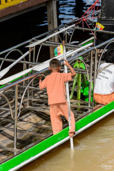 Inle Lake, Myanmar - 30 Ağustos 2016: Ahşap bir teknede tanımlanamayan Birmanyalı küçük çocuk. Myanma halkının yüzde 68'i Bamar etnik grubuna mensandı