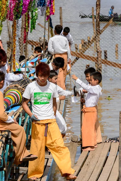 Inle Lake, Myanmar - 30 Ağustos 2016: Ahşap bir teknede tanımlanamayan Birmanyalı küçük çocuk. Myanma halkının yüzde 68'i Bamar etnik grubuna mensandı