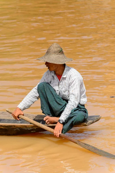 Inle Lake, Myanmar - 30 Ağustos 2016: Ahşap bir teknede tanımlanamayan Birmanyalı adam. Myanma halkının yüzde 68'i Bamar etnik grubuna mensandı