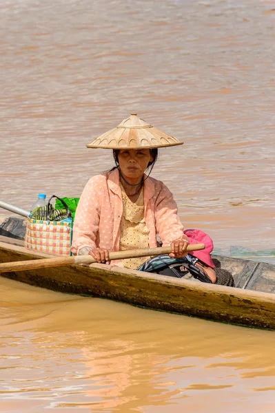 Inle Lake Myanmar August 2016 Unbekanntes Burmesisches Mädchen Auf Einem — Stockfoto