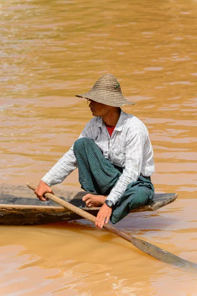 Inle Lake, Myanmar - 30 Ağustos 2016: Ahşap bir teknede tanımlanamayan Birmanyalı adam. Myanma halkının yüzde 68'i Bamar etnik grubuna mensandı