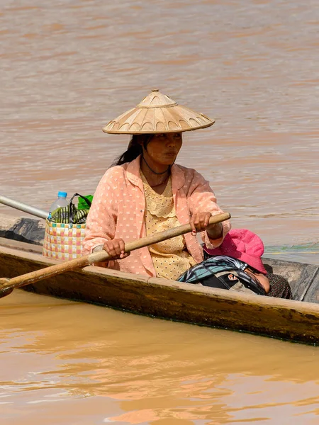 Inle Lake, Myanmar - 30 Ağustos 2016: Ahşap bir teknede tanımlanamayan Birmanyalı kız. Myanma halkının yüzde 68'i Bamar etnik grubuna mensandı