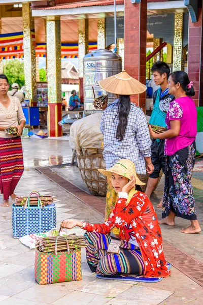 Inle Lake, Myanmar - 30 Ağustos 2016: Inle Gölü'nde tanımlanamayan Birmanyalılar. Myanma halkının yüzde 68'i Bamar etnik grubuna mensandı
