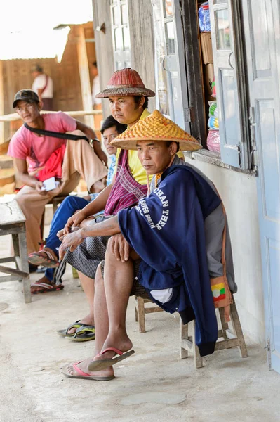 Inle Lake, Myanmar - 30 Ağustos 2016: Ahşap bir teknede geleneksel şapkalı tanımlanamayan Birmanyalı adam. Myanma halkının yüzde 68'i Bamar etnik grubuna mensandı