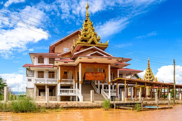 Inn Paw Khon, Myanmar - 30 Ağustos 2016: Inle Sap üzerinde Inpawkhon köyü, Shan Eyaleti Taunggyi İlçesi Nyaungshwe İlçesi'nde bir tatlı su gölü, Myanmar