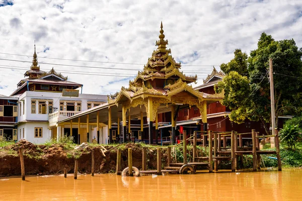 Inle Gölü, Myanmar - 30 Ağustos 2016: Inle Sap üzerinde Inpawkhon köyü yakınlarındaki tapınak, Shan Eyaleti'nin Taunggyi İlçesi Nyaungshwe İlçesi'nde bir tatlı su gölü, Myanmar