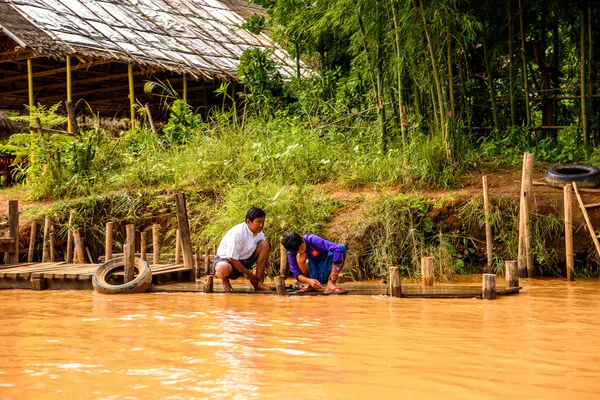 Inle Lake, Myanmar - 30 Ağustos 2016: Inle Sap üzerinde bir köyde tanımlanamayan Birmanya lılar, Shan Eyaleti'nin Taunggyi İlçesi Nyaungshwe İlçesi'nde bulunan bir tatlı su gölü, Myanmar