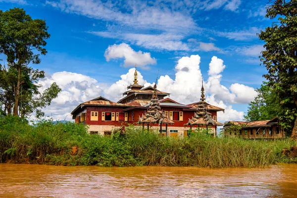 Lake Inle, Myanmar - 30 Ağustos 2016: Shan Eyaleti'nin Taunggyi İlçesi Nyaungshwe İlçesi'nde bir tatlı su gölü olan Inle Sap üzerinde bir tmple, Myanmar