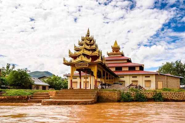 Lake Inle, Myanmar - 30 Ağustos 2016: Shan Eyaleti'nin Taunggyi İlçesi Nyaungshwe İlçesi'nde bir tatlı su gölü olan Inle Sap üzerinde bir tmple, Myanmar