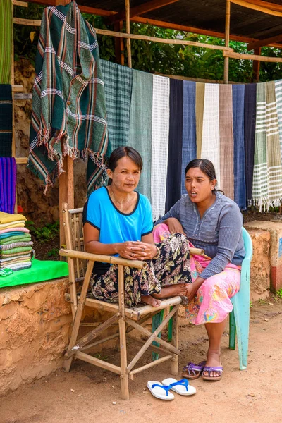 Inle Lake, Myanmar - 30 Ağustos 2016: Inle Gölü'nde tanımlanamayan Birmanyalılar. Myanma halkının yüzde 68'i Bamar etnik grubuna mensandı