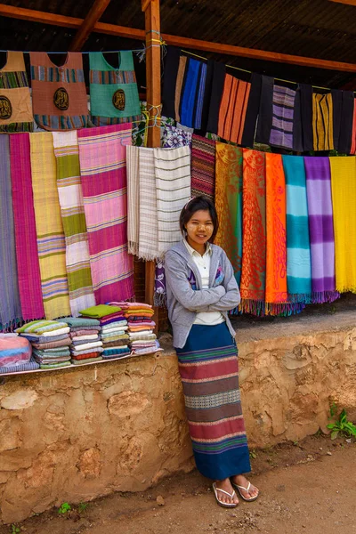 Inle Lake, Myanmar - 30 Ağustos 2016: Tanımlanamayan Birmanyalı kadın Inle Gölü'nde bir pazar yerinde çalışıyor. Myanma halkının yüzde 68'i Bamar etnik grubuna mensandı