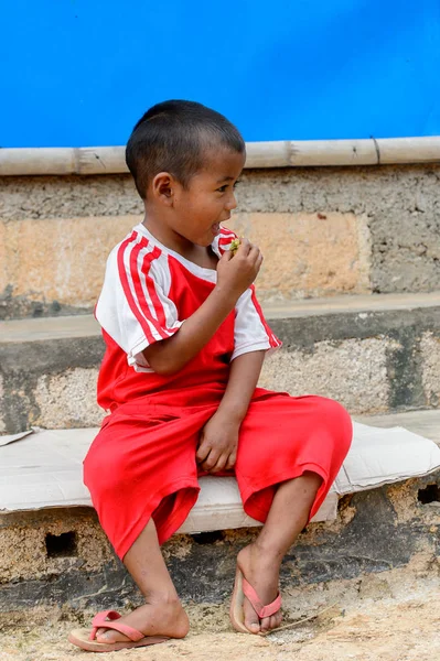 Inle Lake, Myanmar - 30 Ağustos 2016: Kırmızı gömlekli tanımlanamayan Birmanya lı küçük gitl. Myanma halkının yüzde 68'i Bamar etnik grubuna mensandı