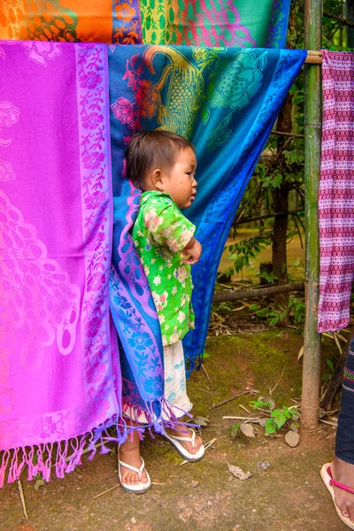 Inle Lake, Myanmar - 30 Ağustos 2016: Renkli dokular Inle Gölü yakınında tanımlanamayan Birmanya kız. Myanma halkının yüzde 68'i Bamar etnik grubuna mensandı