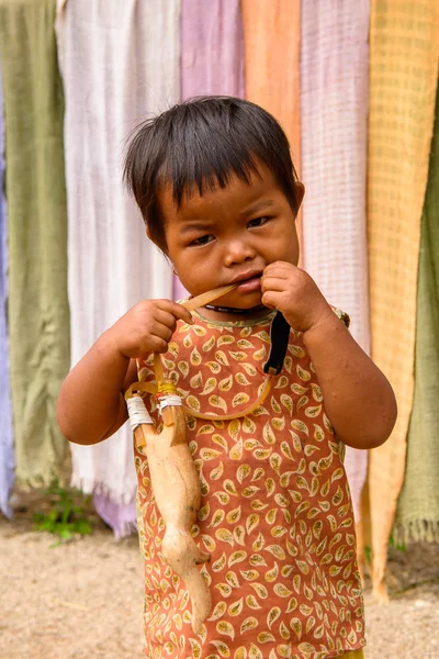 Inle Lake, Myanmar - 30 Ağustos 2016: Sokakta tanımlanamayan Birmanyalı küçük kız. Myanma halkının yüzde 68'i Bamar etnik grubuna mensandı