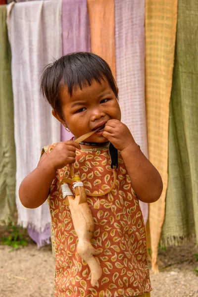 Inle Lake, Myanmar - 30 Ağustos 2016: Sokakta tanımlanamayan Birmanyalı küçük kız. Myanma halkının yüzde 68'i Bamar etnik grubuna mensandı