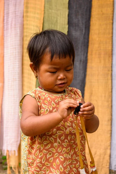 Inle Lake, Myanmar - 30 Ağustos 2016: Sokakta tanımlanamayan Birmanyalı küçük kız. Myanma halkının yüzde 68'i Bamar etnik grubuna mensandı