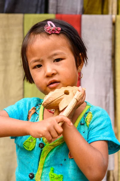 Inle Lake, Myanmar - 30 Ağustos 2016: Sokakta tanımlanamayan Birmanyalı küçük kız. Myanma halkının yüzde 68'i Bamar etnik grubuna mensandı