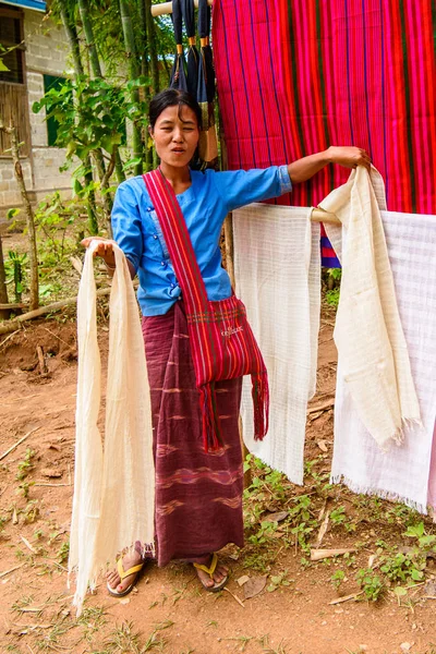Inle Lake, Myanmar - 30 Ağustos 2016: Tanımlanamayan Birmanyalı kadın renkli dokular satıyor. Myanma halkının yüzde 68'i Bamar etnik grubuna mensandı