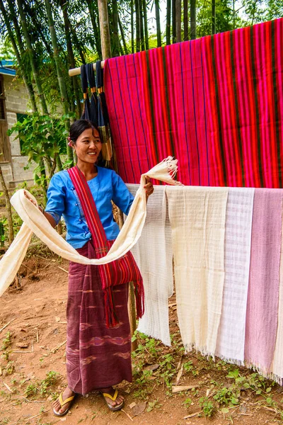 Inle Lake, Myanmar - 30 Ağustos 2016: Tanımlanamayan Birmanyalı kadın renkli dokular satıyor. Myanma halkının yüzde 68'i Bamar etnik grubuna mensandı