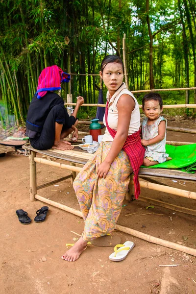 Inle Lake, Myanmar - 30 Ağustos 2016: Annesiyle birlikte kimliği belirsiz bir manyalı küçük kız. Myanma halkının yüzde 68'i Bamar etnik grubuna mensandı
