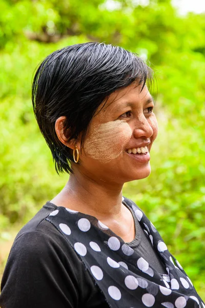 Inle Lake, Myanmar - 30 Ağustos 2016: Yüzü tanımlanamayan Birmanyalı kadın. Myanma halkının yüzde 68'i Bamar etnik grubuna mensandı
