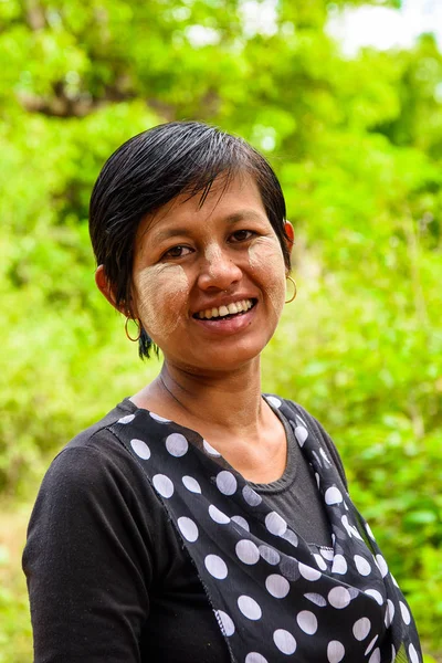 Inle Lake, Myanmar - 30 Ağustos 2016: Yüzü tanımlanamayan Birmanyalı kadın. Myanma halkının yüzde 68'i Bamar etnik grubuna mensandı