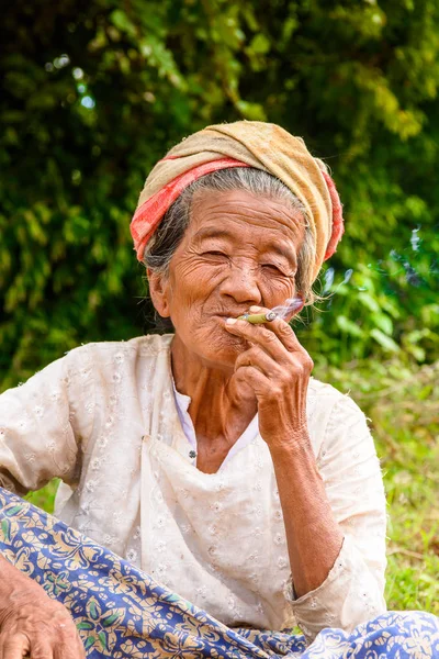 Inle Lake, Myanmar - 30 Ağustos 2016: Tanımlanamayan Birmanya lı lade sigara içiyor. Myanma halkının yüzde 68'i Bamar etnik grubuna mensandı