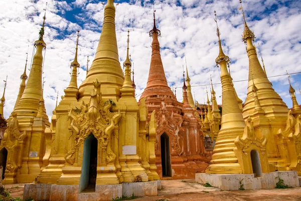 Indein Village, Myanmar - 31 Ağustos 2016: Shwe Indein Pagoda, Shan Eyaleti'nde Ywama ve Inlay Gölü yakınlarındaki bir grup Budist pagacı, Burma
