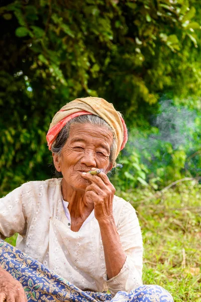 インレー湖 ミャンマー 2016 正体不明ビルマの古いレイドはタバコを吸います ミアンマ人の68 はバマール民族グループに属している — ストック写真