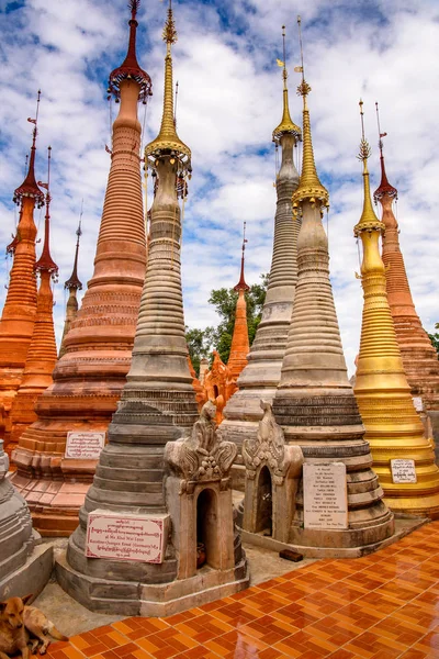 Indein Village, Myanmar - 31 Ağustos 2016: Shwe Indein Pagoda, Shan Eyaleti'nde Ywama ve Inlay Gölü yakınlarındaki bir grup Budist pagacı, Burma