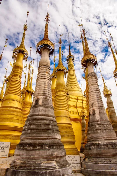 Indein Village, Myanmar - 31 Ağustos 2016: Shwe Indein Pagoda, Shan Eyaleti'nde Ywama ve Inlay Gölü yakınlarındaki bir grup Budist pagacı, Burma