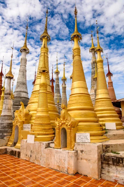 Indein Village, Myanmar - 31 Ağustos 2016: Shwe Indein Pagoda, Shan Eyaleti'nde Ywama ve Inlay Gölü yakınlarındaki bir grup Budist pagacı, Burma