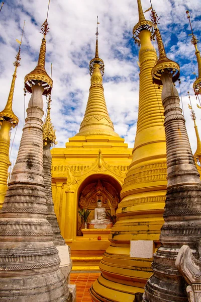 Indein Village, Myanmar - 31 Ağustos 2016: Shwe Indein Pagoda, Shan Eyaleti'nde Ywama ve Inlay Gölü yakınlarındaki bir grup Budist pagacı, Burma